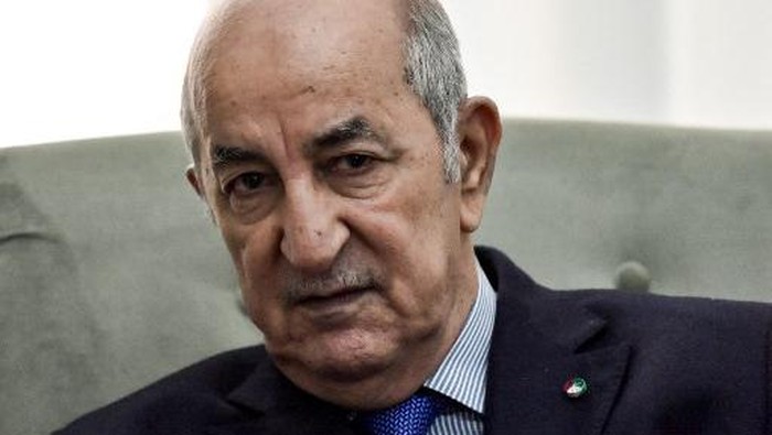 Algerian President Abdelmadjid Tebboune meets with the visiting French Foreign Minister (unseen) in the capital Algiers on January 21, 2020. - Le Drian arrived to Algiers for a brief visit to discuss bilateral and regional issues, starting with the Libyan crisis and the Sahel. (Photo by RYAD KRAMDI / AFP)