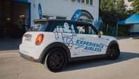 Sebagai informasi, Michelin Uptis menggunakan bahan aluminium dengan struktur penahan beban terbuat dari plastik yang diperkuat serat karbon (CFRP). Komponen ini juga meliputi komposit karet fleksibel dan jari-jari yang dapat dideformasi. Ban tanpa udara ini diklaim anti bocor dan akan cocok dipakai di pelek jenis apapun dan merek apapun.  