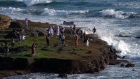 Wisatawan mengunjungi objek wisata Tanah Lot pada pemberlakuan pembatasan kegiatan masyarakat (PPKM) level 3 di Tabanan, Bali, Sabtu (9/10/2021).   