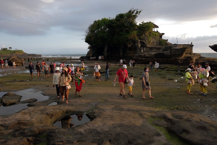 Pekerja membersihkan area hotel yang akan digunakan sebagai tempat karantina bagi wisatawan mancanegara di Hotel Griya Santrian, Sanur, Denpasar, Bali, Senin (11/10/2021). Kantor Kesehatan Pelabuhan (KKP) Kelas I Denpasar menyiapkan 35 hotel untuk karantina yang telah lolos verifikasi dan penambahan sebanyak 20 hotel yang masih proses verifikasi sebagai tempat karantina untuk mengantisipasi lonjakan kedatangan wisatawan mancanegara yang mengunjungi Pulau Dewata menjelang dibukanya pariwisata Bali pada 14 Oktober 2021 mendatang. ANTARA FOTO/Nyoman Hendra Wibowo/foc.
