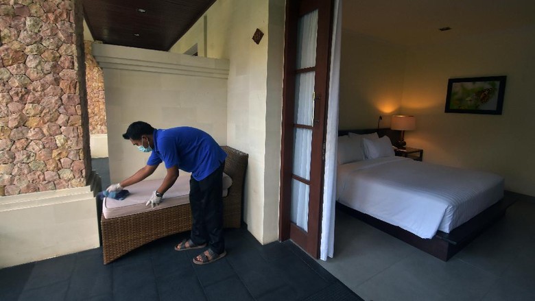 Pekerja membersihkan area hotel yang akan digunakan sebagai tempat karantina bagi wisatawan mancanegara di Hotel Griya Santrian, Sanur, Denpasar, Bali, Senin (11/10/2021). Kantor Kesehatan Pelabuhan (KKP) Kelas I Denpasar menyiapkan 35 hotel untuk karantina yang telah lolos verifikasi dan penambahan sebanyak 20 hotel yang masih proses verifikasi sebagai tempat karantina untuk mengantisipasi lonjakan kedatangan wisatawan mancanegara yang mengunjungi Pulau Dewata menjelang dibukanya pariwisata Bali pada 14 Oktober 2021 mendatang. ANTARA FOTO/Nyoman Hendra Wibowo/foc.