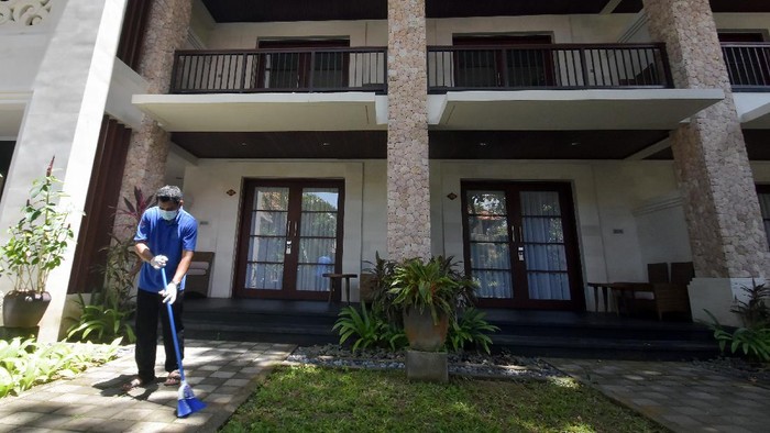 Bali Bersiap Sambut Turis Mancanegara Pekerja membersihkan area hotel yang akan digunakan sebagai tempat karantina bagi wisatawan mancanegara di Hotel Griya Santrian, Sanur, Denpasar, Bali, Senin (11/10/2021). Kantor Kesehatan Pelabuhan (KKP) Kelas I Denpasar menyiapkan 35 hotel untuk karantina yang telah lolos verifikasi dan penambahan sebanyak 20 hotel yang masih proses verifikasi sebagai tempat karantina untuk mengantisipasi lonjakan kedatangan wisatawan mancanegara yang mengunjungi Pulau Dewata menjelang dibukanya pariwisata Bali pada 14 Oktober 2021 mendatang. ANTARA FOTO/Nyoman Hendra Wibowo/foc.