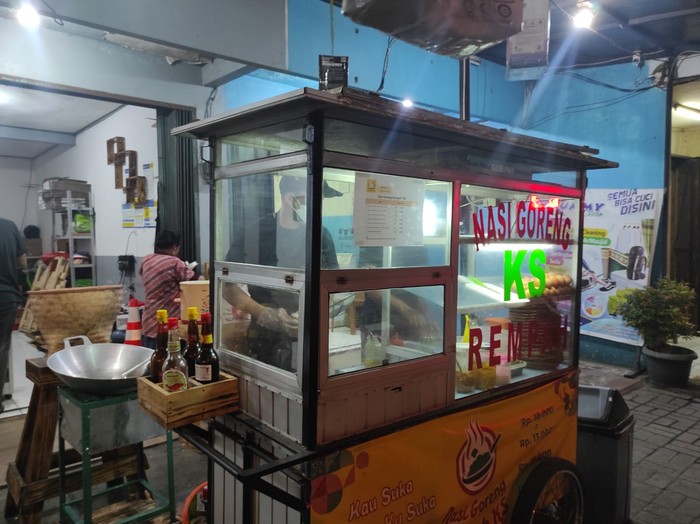 Bang Tigor Pamer Kepiawaian Olah Nasgor Usai Dipecat KPK (Foto: Azhar/detikcom) Bang Tigor Pamer Kepiawaian Olah Nasgor Usai Dipecat KPK (Foto: Azhar/detikcom)