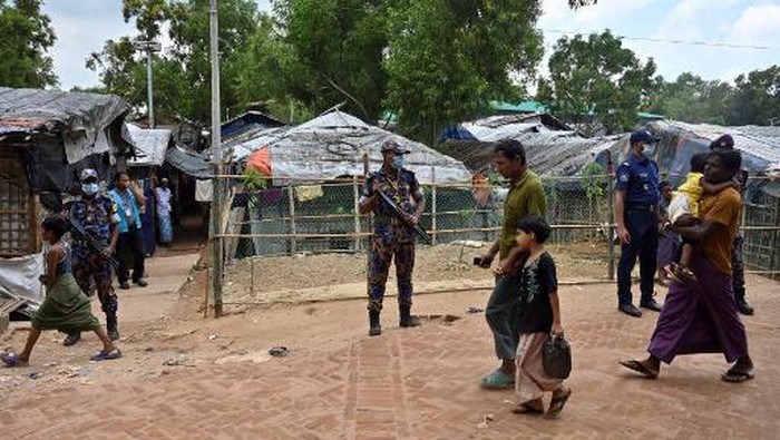 Law enforcement officials stand guard near the office of slain community Rohingya leader Mohib Ullah, who was shoot dead by gunmen last month, at Kutupalong refugee camp in Ukhia on October 6, 2021. (Photo by Munir uz zaman / AFP)
