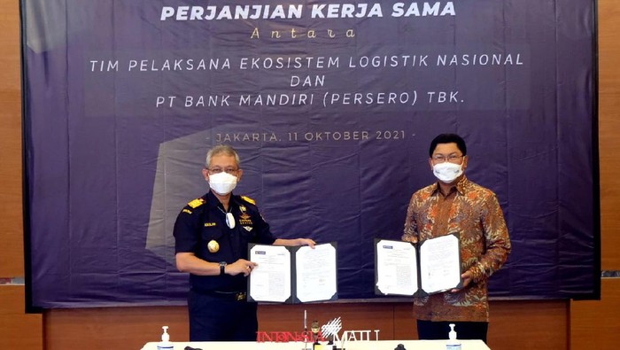 Bank Mandiri Gandeng Bea Cukai Dirjen Bea Cukai Kementerian Keuangan Askolani (kanan) dan Dirut Bank Mandiri Darmawan Junaidi sedang di sela-sela penandatanganan perjanjian kerjasama pengembangan National Logistics Ecosystem (NLE) di Jakarta, Senin (11/10/2021). Dalam kerjasama ini, Bank Mandiri mengintegrasikan platform NLE Ditjen Bea Cukai Kemenkeu dengan layanan Virtual Account Biller yang dikombinasikan dengan Mandiri Virtual Account (MVA) dalam pengelolaan keuangan, baik proses identifikasi transaksi logistik, pembayaran dan proses disbursement.