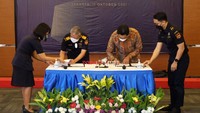 Dirjen Bea Cukai Kementerian Keuangan Askolani dan Dirut Bank Mandiri Darmawan Junaidi menandatangani perjanjian kerjasama pengembangan National Logistics Ecosystem (NLE) di Jakarta, Senin (11/10/2021).