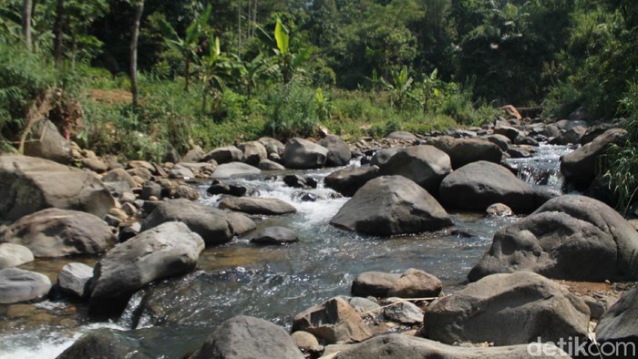 Berjalan Menyusuri Sungai Dan rasakan segarnya Curug Leuwi Asih Berjalan Menyusuri Sungai Dan rasakan segarnya Curug Leuwi Asih