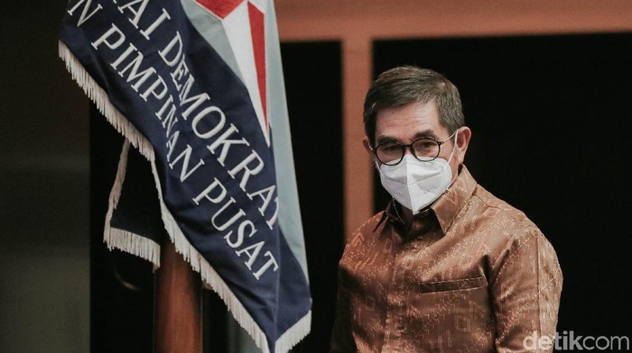 Blak-blakan Kuasa Hukum PD soal Gugatan AD/ART Kuasa hukum Partai Demokrat, Hamdan Zoelva, bersama para pengurus Partai Demokrat memberikan keterangan kepada wartawan di DPP Demokrat, Jakarta.
