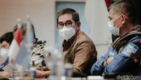 Kalaupun partai politik diatur undang-undang, Hamdan menilai hal itu wajar. Pasalnya, pelaksanaan hak berkumpul dan berserikat warga diatur dalam Pasal 28 Undang-Undang Dasar 1945.