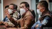 Dalam konfrensi pers tersebut Hamdan Zoelva menegaskan, anggaran dasar dan anggaran rumah tangga (AD/ART) partai politik bukan merupakan sebuah peraturan perundang-undangan. Karenanya, hal tersebut dinilai tak bisa dimohonkan uji materiil di Mahkamah Agung (MA).
