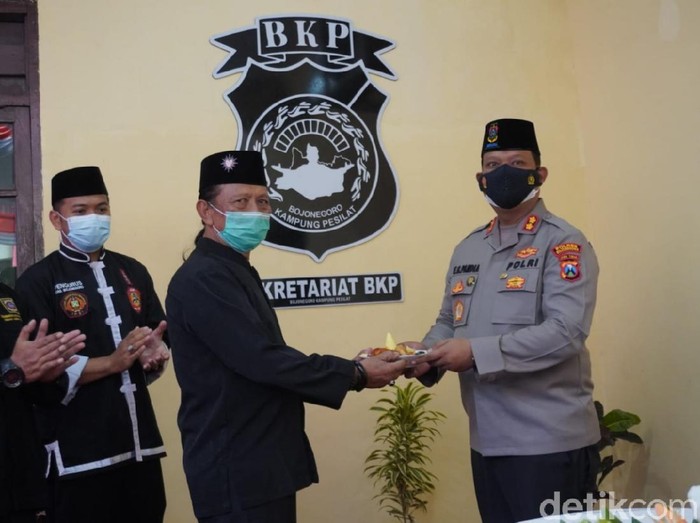 Polisi memfasilitasi Bojonegoro Kampung Pesilat (BKP). Polisi memberi tempat di komplek mapolres untuk mempermudah komunikasi.