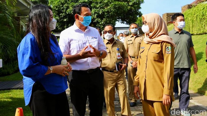 Komisaris Utama PT Pertamina (Persero) Basuki Tjahja Purnama atau yang akrab disapa Ahok mengunjungi Banyuwangi. Ahok bertemu dan berdiskusi dengan Bupati Banyuwangi Ipuk Fiestiandani di Pendopo Sabha Swagata Blambangan.