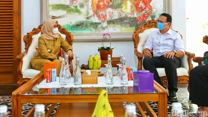 Komisaris Utama PT Pertamina (Persero) Basuki Tjahja Purnama atau yang akrab disapa Ahok mengunjungi Banyuwangi. Ahok bertemu dan berdiskusi dengan Bupati Banyuwangi Ipuk Fiestiandani di Pendopo Sabha Swagata Blambangan.