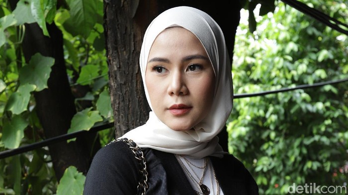 Cynthia Ramlan bersama suaminya Erlan Tjokro saat konferensi pers terkait klarifikasi indentitas dikawasan Kebayoran Baru, Jakarta, Senin, (11/10/2021).