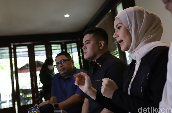Cynthia Ramlan bersama suaminya Erlan Tjokro saat konferensi pers terkait klarifikasi indentitas dikawasan Kebayoran Baru, Jakarta, Senin, (11/10/2021).