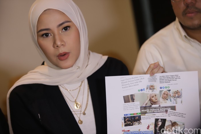 Cynthia Ramlan bersama suaminya Erlan Tjokro saat konferensi pers terkait klarifikasi indentitas dikawasan Kebayoran Baru, Jakarta, Senin, (11/10/2021).