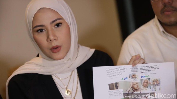 Cynthia Ramlan bersama suaminya Erlan Tjokro saat konferensi pers terkait klarifikasi indentitas dikawasan Kebayoran Baru, Jakarta, Senin, (11/10/2021).