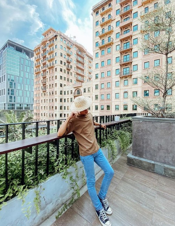 Kamu penggila foto bisa nih berkunjung ke spot gaul selanjutnya yang ada di TB Simatupang, tepatnya di De Entrance Arkadia. Kamu bisa ngopi sembari melihat jajaran gedung estetik ala-ala luar negeri gitu. (darlismuhan/Instagram) Kamu penggila foto bisa nih berkunjung ke spot gaul selanjutnya yang ada di TB Simatupang, tepatnya di De Entrance Arkadia. Kamu bisa ngopi sembari melihat jajaran gedung estetik ala-ala luar negeri gitu. (darlismuhan/Instagram)