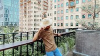 Kamu penggila foto bisa nih berkunjung ke spot gaul selanjutnya yang ada di TB Simatupang, tepatnya di De Entrance Arkadia. Kamu bisa ngopi sembari melihat jajaran gedung estetik ala-ala luar negeri gitu. (darlismuhan/Instagram)