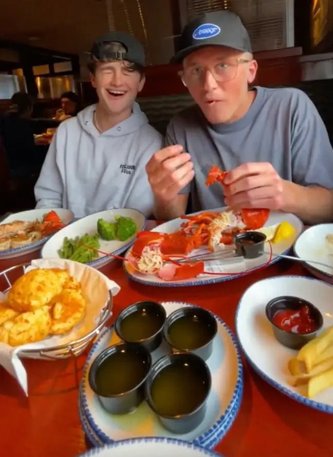 Demi Konten, Dua Pria Ini Bawa Lobster Hidup Untuk Prank Pelayan Restoran