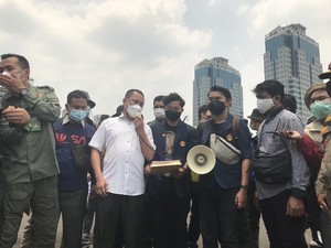 BEM SI Demo di Patung Kuda Protes Harga Telur-Daging Bikin Rugi Peternak