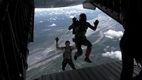 Atlet terjun payung Papua melakukan penerjunan dari atas pesawat CN 235-100 M pada pertandingan babak ke tujuh kelas kerja sama antar parasut PON Papua di Kabupaten Mimika, Papua, Senin (11/10/2021).  