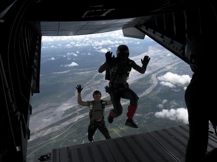 Detik-detik Atlet Terjun Payung Beraksi di Udara