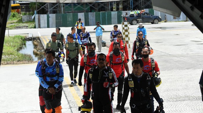 Atlet terjun payung Lampung melakukan penerjunan dari atas pesawat CN 235-100 M pada pertandngan babak ke tujuh kelas kerja sama antar parasut PON Papua di Kabupaten Mimika, Papua, Senin (11/10/2021). ANTARA FOTO/Abriawan Abhe/tom.