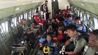 Sejumlah atlet terjun payung bersiap melakukan penerjunan, di atas pesawat CN 235-100 M pada pertandingan babak ke tujuh kelas kerja sama antar parasut PON Papua di Kabupaten Mimika, Papua, Senin (11/10/2021).  