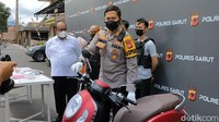 Menurut Kasat Reskrim Polres Garut AKP Dede Sopandi, sang ibu mengaku dibegal tiga orang pria bersenjata tajam.