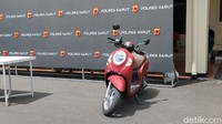 Dede menjelaskan, menurut pengakuan IS, dia kehilangan duit Rp 1,3 miliar. Terdiri dari Rp 1,142 miliar uang yang disimpan di bagasi motor serta sisanya disimpan di tas. 