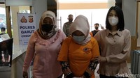 Sang ibu kini ditahan di Mako Polres Garut. Polisi sedang mengembangkan kasus tersebut dan memintai keterangan terhadap sejumlah saksi.