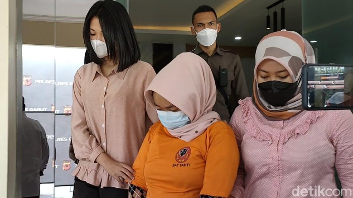 Emak-emak Garut Ini Prank Polisi Ngaku Dibegal Belakangan ini warga Garut dihebohkan kabar seorang emak yang ngaku dibegal dan kehilangan duit Rp 1,3 M. Setelah ditelusuri, ternyata sang ibu bohong.