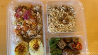 Bagi yang mau mengubah pola makannya jadi lebih sehat, tapi malas makan salad atau sayuran saja. Tak perlu khawatir, bisa coba pesan menu ‘The Warung’ (Rp 60.000) yang ada di Empire Kitchen.  Foto: detikFood