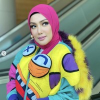 Erra Fazira menjadi perhatian warga Indonesia ketika mantan suaminya, Engka Emran menikah dengan Laudya Cynthia Bella. Apalagi setelah pernikahan itu, Bella tampak akur mengasuh anak dari pernikahan Emran dan Erra. Bella yang kini sudah bercerai dari Engku Emran juga akrab dengan Erra. Foto: Dok. Instagram @ errafazira