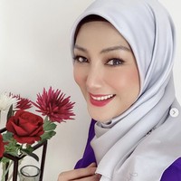 Netizen semakin riuh bergosip soal Erra Fazira menjadi istri kedua politikus Faizal Azumu karena mantan Engku Emran itu menjadi satu-satunya artis yang diikuti akunnya di Instagram. Foto: Dok. Instagram @ errafazira