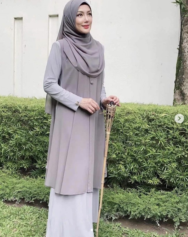 Beberapa jam setelah netizen riuh di Twitter soal gosip dirinya menjadi istri kedua, Erra Fazira pun buka suara. Miss Malaysia World 1992 itu membantah dirinya sudah menikah lagi. ““Apooooo.. tak habis2 cerita pasal kawin niiii 🤪🤣 Anyway, people loveeee to talk, so let them have fun taking,” tulisnya di Instagram. Foto: Dok. Instagram @ errafazira