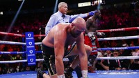 Fury dua kali jatuh di ronde keempat. (Foto: AP/Chase Stevens)