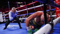 Fury bahkan sempat terjatuh dan dapat hitungan. (Foto: AP/Chase Stevens)