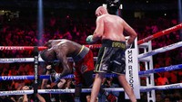 Fury menghujani Wilder dengan pukulan demi pukulan. (Foto: AP/Chase Stevens)
