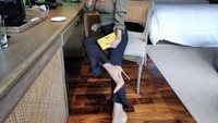 Wanita yang dikenal sebagai wanita 100 Hermes ternyata memiliki latar belakang sebagai pengusaha bisnis kayu. Berpose di kamar yang nyaman sambil menikmati secangkir kopi dipamerkan melalui akun Instagramnya. Foto: instagram/uciflowdea