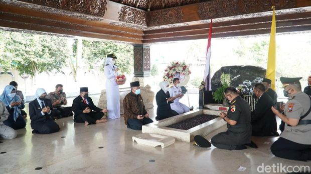 gubernur khofifah nyekar di makam bung karno