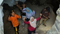 Kawasan ini dikelola oleh Kelompok Sadar Wisata (Pokdarwis) Pesona Goa. Untuk menjadikannya tempat wisata, dilakukan pembenahan seperti mebuat tangga menuju mulut goa hingga menyiapkan lahan parkir dan kapan warung. (Imam Suripto/detikcom)