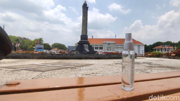 Hari tanpa bayangan di Tugu Muda Semarang, Senin (11/10/2021).