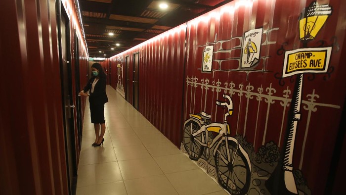 Hotel Instagramable dari Kontainer Bekas, Cocok Buat Staycation Tamu bersantai di Q Square Qubika Hotel yang ada di kawasan Serpong, Tangerang, Banten, Senin (11/10/2021). Hotel yang terbuat dari kontainer bekas ini mengusung konsep Industri Modern dan pertama yang ada di Provinsi Banten, dengan harga nginap mulai Rp400 ribu per malam. ANTARA FOTO/Muhammad Iqbal/foc.