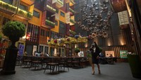 Tamu bersantai di Q Square Qubika Hotel yang ada di kawasan Serpong, Tangerang, Banten, Senin (11/10/2021). 