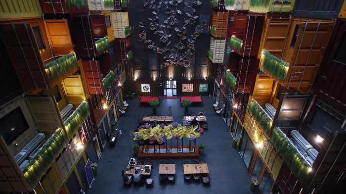 Hotel Instagramable dari Kontainer Bekas, Cocok Buat Staycation Tamu bersantai di Q Square Qubika Hotel yang ada di kawasan Serpong, Tangerang, Banten, Senin (11/10/2021). Hotel yang terbuat dari kontainer bekas ini mengusung konsep Industri Modern dan pertama yang ada di Provinsi Banten, dengan harga nginap mulai Rp400 ribu per malam. ANTARA FOTO/Muhammad Iqbal/foc.