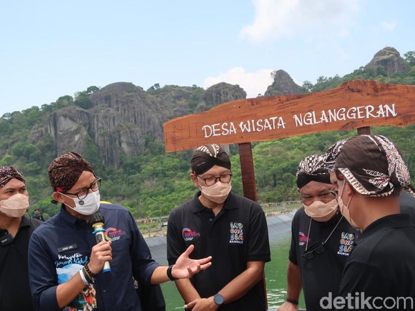 Sandiaga meminta Nglanggeran diajukan menjadi Desa Wisata yang akan diujicobakan. Sehingga harapan masyarakat dan wisatawan bisa diwujudkan (Pradito Rida Pertana/detikcom)