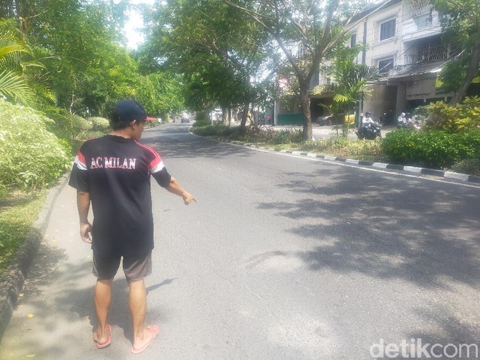 Satu keluarga di Surabaya menjadi korban penjambretan. Korban yang menggendarai motor akhirnya terjatuh.