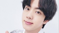 Banyak komentar yang menyebut Jin BTS memiliki wajah seorang aktor, dan banyak yang ingin melihatnya akting. Foto: (dok. BTS)
